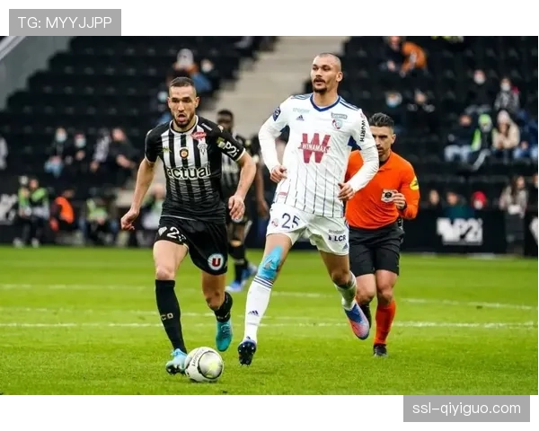 “半场:布雷斯特0-2落后斯特拉斯堡,主队后卫染红离场” “半场:布雷斯特0-2落后斯特拉斯堡,主队后卫染红离场”