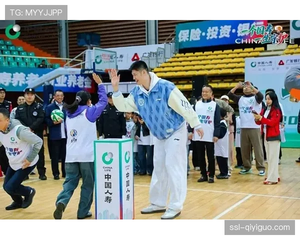 【2026年4月CBA联赛观赛体验技术升级方向·赛中·花絮互动花絮：中场活动，球迷通过手机控制场内灯光组成巨型图案，创下新纪录